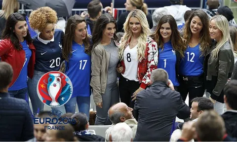 Vợ và bạn gái cầu thủ Pháp gây “náo loạn” sân Stade de France