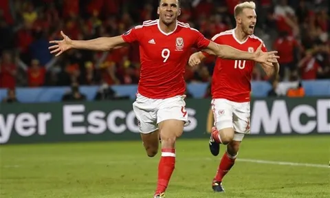 Tiền đạo lập siêu phẩm cho Xứ Wales đang thất nghiệp