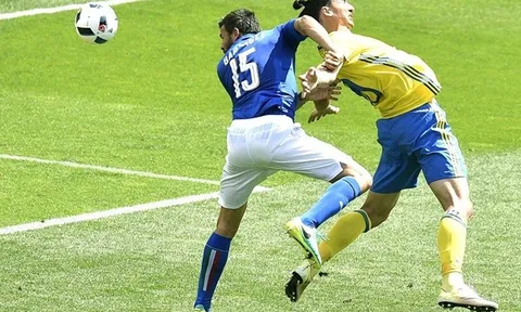 Ibrahimovic 'bắn chim' từ khoảng cách... 1m