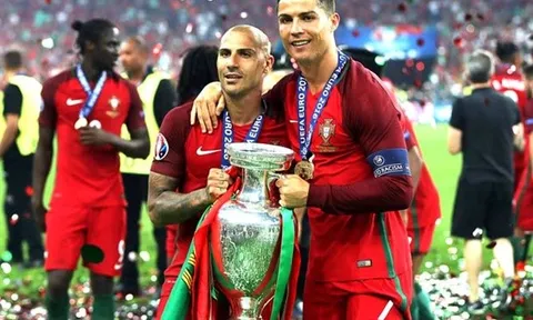 Ronaldo được đưa lên tận mây xanh