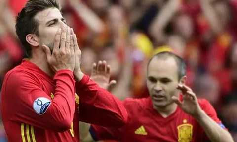 Pique ghi bàn nhưng Iniesta hay nhất trận