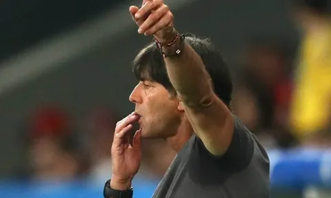 SỐC: HLV Joachim Low lại 'bẩn bựa', 'mất vệ sinh'