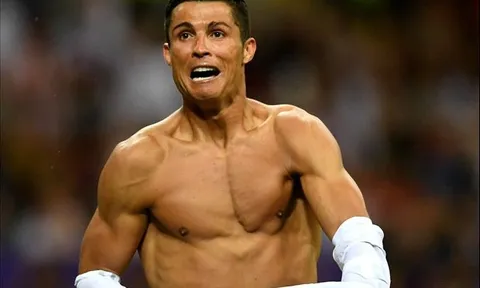 Ronaldo cởi áo khoe body, adidas nổi giận?