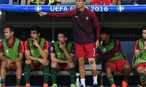 Ronaldo hò hét trên ghế chỉ đạo, giục đồng đội làm nên lịch sử