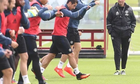 Jose Mourinho, Mata rạng rỡ trong buổi tập đầu tại MU