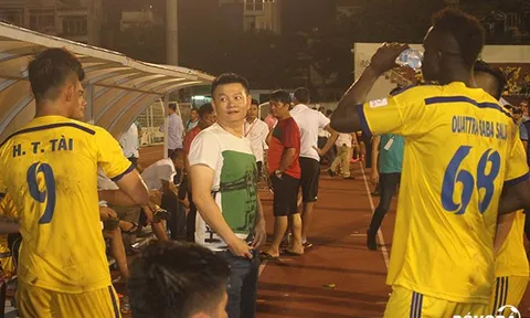 Sinh viên đại học giúp Văn Quyến bớt buồn vì SLNA thua trận