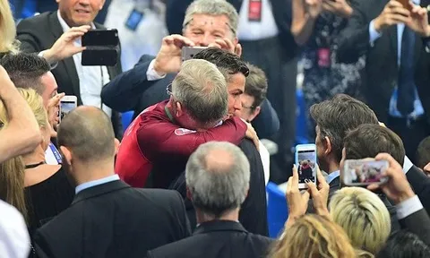 Sir Alex chờ bằng được Ronaldo để chúc mừng