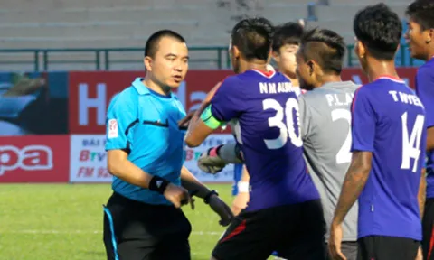 Trọng tài FIFA mắc sai lầm, trận đấu không được đá lại