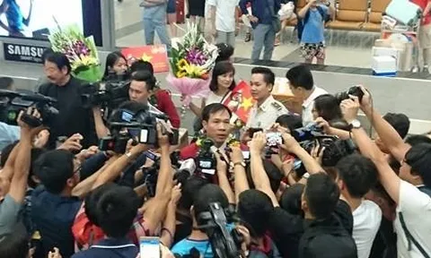 Hoàng Xuân Vinh bị quây nghẹt thở giữa rừng phóng viên và người hâm mộ ngày về nước