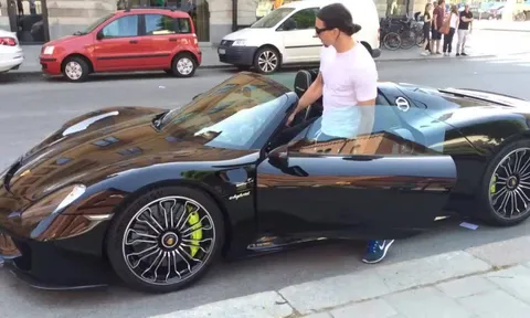 Ibrahimovic đem bộ sưu tập siêu xe đến nhà mới ở Manchester