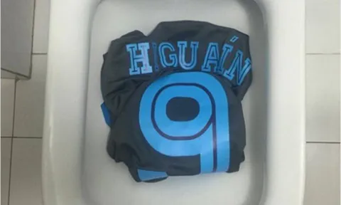 Áo Higuain bọc trang trí thùng rác và bị ném vào bồn cầu