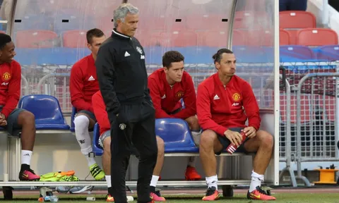 Tại sao người ta cứ trách mãi Mourinho?