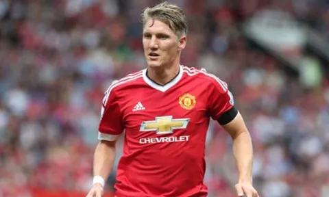 Fan tranh cãi về việc Schweinsteiger quyết ở lại MU