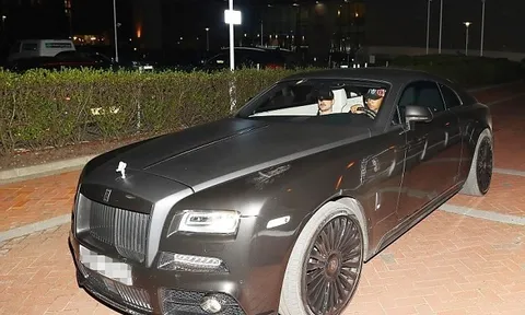 Pogba ngồi taxi, Depay lái Rolls Royce đi ăn tối