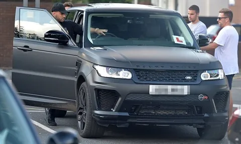 Luke Shaw bối rối khi học lái xe