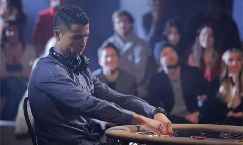 Ronaldo đánh bại diễn viên Aaron Paul trên bàn poker