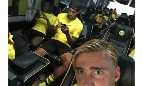 Cả đội Dortmund rủ nhau đi bắt Pokemon