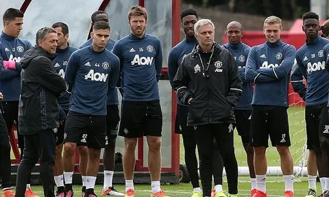 Mourinho tranh cãi và lấy chiếc xẻng của thợ xây