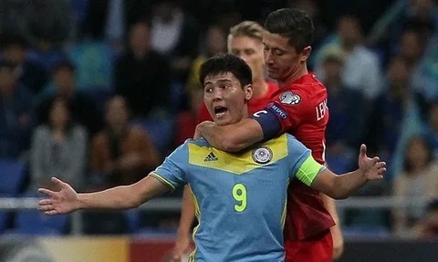Kẹp cổ, giật chỏ đối thủ đổ máu, Lewandowski vẫn thoát thẻ đỏ