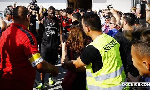 "Người thừa" Mario Balotelli tạo nên cơn sốt trên đất Pháp