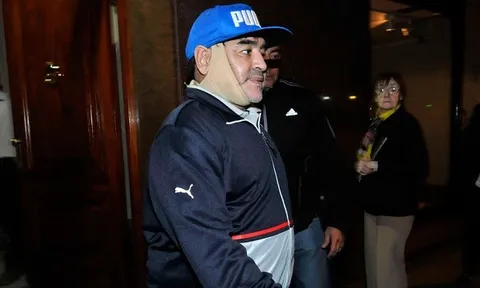 Maradona phẫu thuật nâng mặt để xứng với người tình trẻ