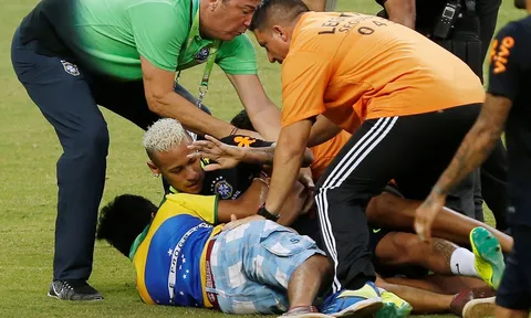 Neymar bị fan "cuồng" vật ngửa giữa sân