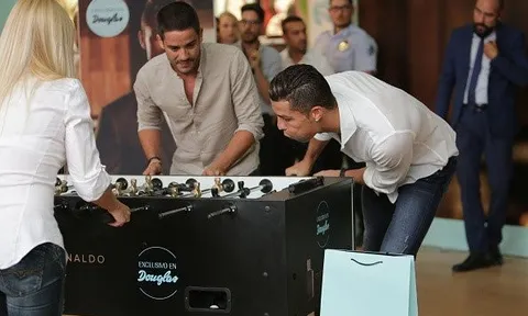 Ronaldo dùng tiểu xảo khi chơi bi-lắc cùng fan nữ