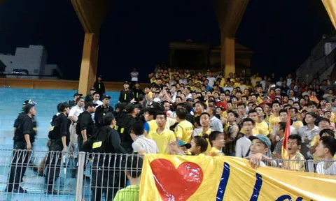 CĐV Nam Định chửi trọng tài, đốt pháo sáng, va chạm với an ninh