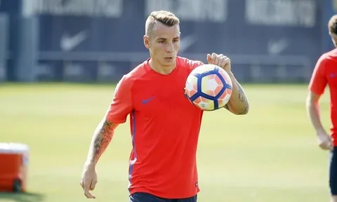 Lucas Digne nhận ‘hình phạt’ đầu tiên tại Barca