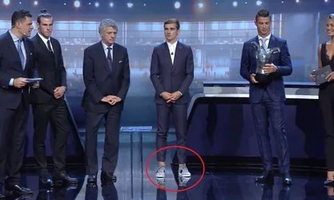 Griezmann bị chế giễu vì đi giày thể thao dự lễ sang trọng