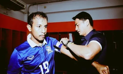 Kiatisak có người thay thế ‘nhạc trưởng khóc nhè’