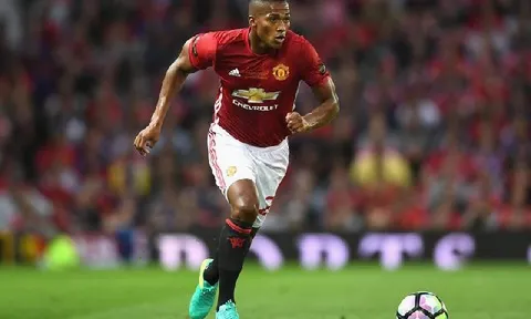 Valencia trên con đường tiếp bước Gary Neville