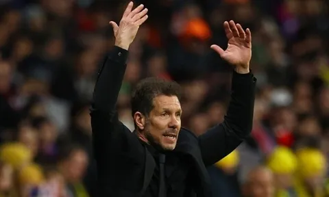 Simeone xô xát với giám đốc Arsenal ở trận bán kết Champions League