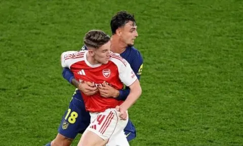 Rooney và Sturridge khen "người hùng thầm lặng" của Arsenal