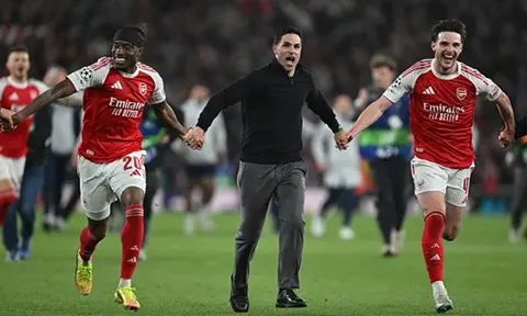 Wenger đáp trả Rooney về màn ăn mừng của Arsenal
