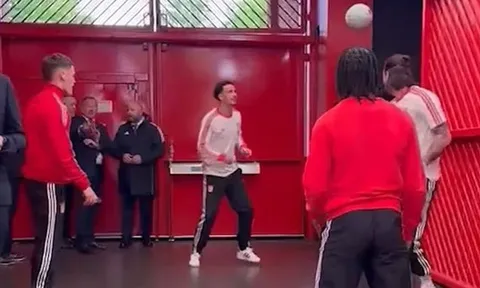 Lộ video dàn sao Liverpool thiếu tập trung trước trận thua MU