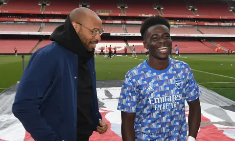 Henry nhắn Saka hãy đưa Arsenal từ bất bại thành bất tử