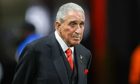 Tỷ phú Mỹ cam kết không tăng giá dịch vụ World Cup