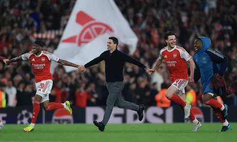 Rooney chê Arsenal ăn mừng lố, Wright lập tức đáp trả