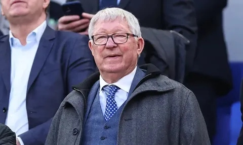 Owen sốc khi Sir Alex nhập viện sau cuộc gọi 40 phút