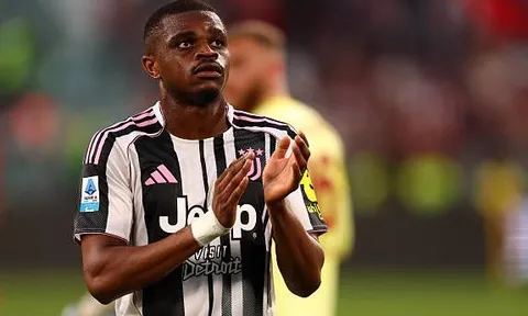 Man Utd tranh Pierre Kalulu với Liverpool