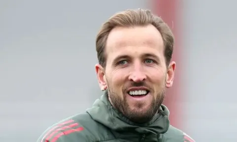 Giải mã miếng dán lạ trên tai sao Bayern trước trận gặp PSG