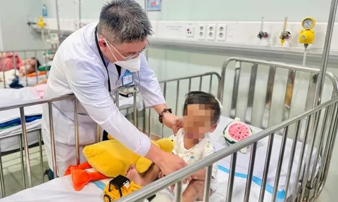 Sức khỏe của bé trai 2 tuổi bị mẹ ruột và nhân tình bạo hành đến nguy kịch