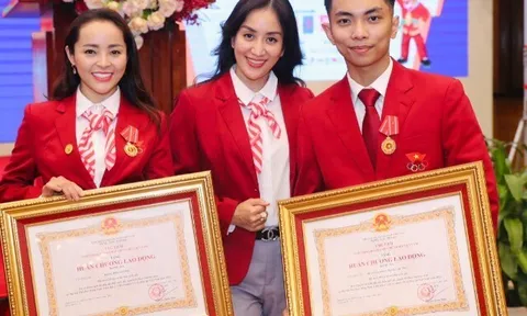Khánh Thi 3 lần được nhận Huân chương Lao động hạng Ba, gửi lời cảm ơn đến ông xã Phan Hiển và bạn nhảy xinh đẹp