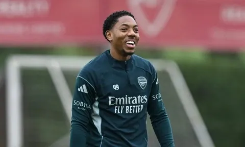 CĐV Arsenal đòi công bằng cho Lewis-Skelly