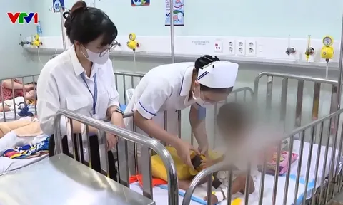 Bé trai 2 tuổi bị mẹ và người tình bạo hành đến nguy kịch: Người thân từ chối chăm sóc