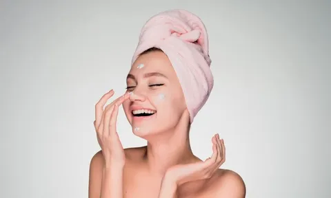 Rửa mặt mùa hè tưởng đơn giản nhưng dễ sai: 5 thói quen khiến da nhanh lão hóa và nổi mụn