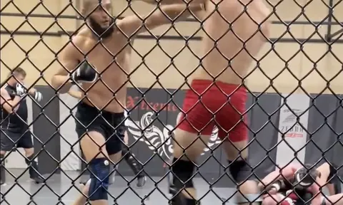 Khamzat Chimaev tung video tập luyện hiếm, tuyên bố 'bắt nạt' Sean Strickland trước thềm UFC 328