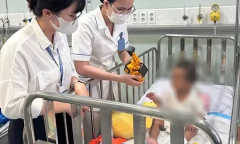 Tình hình mới nhất của bé trai 2 tuổi bị bạo hành ở TP HCM: Qua cơn nguy kịch nhưng tình trạng vẫn nặng