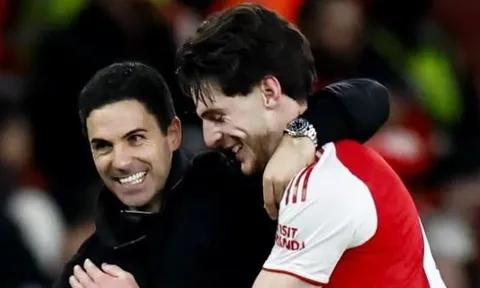 Carragher chỉ ra thay đổi chiến thuật "vàng" giúp Arsenal hồi sinh